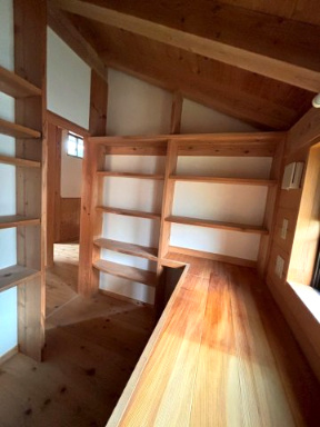 日の出町平井　中古戸建の洋室|大容量の収納力により、本好きの方にも嬉しい設計となっております☆