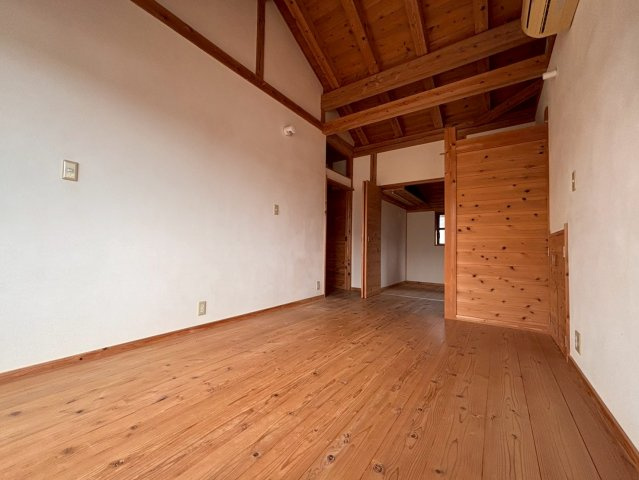 日の出町平井　中古戸建の洋室|シンプルで使い勝手の良い洋室で、寝室や書斎、趣味のお部屋など多目的にご活用いただけます♪