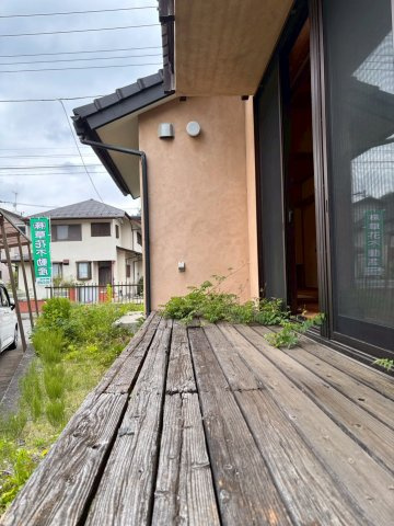 日の出町平井　中古戸建のバルコニー|1階には庭に面したウッドデッキがあり、室内と屋外をゆるやかにつなぐ心地よい空間となっております♪
