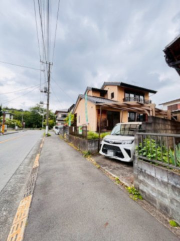 日の出町平井　中古戸建の前面道路含む現地写真