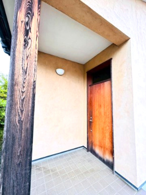 日の出町平井　中古戸建の玄関|まず目に入るのは、玄関扉が醸し出す重厚感と上質な存在感です♪