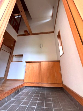 日の出町平井　中古戸建の玄関|玄関先には吹き抜けを採用しており、開放感あふれる明るい空間が広がっております♪