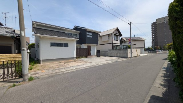 岡山市南区あけぼの町　中古戸建の前面道路含む現地写真
