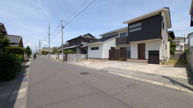 岡山市南区あけぼの町　中古戸建の前面道路含む現地写真