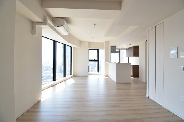 PROUD  TOWER の居間・リビング|南西角部屋で二面採光なので明るいお部屋！