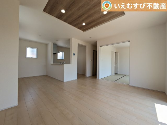 Livele Garden.S　吉見町東野第2の居間・リビング|開放感と家族との距離感にこだわったＬＤＫ
開放的な折り上げ天井のリビングで家族みんなでくつろげそうですね♪