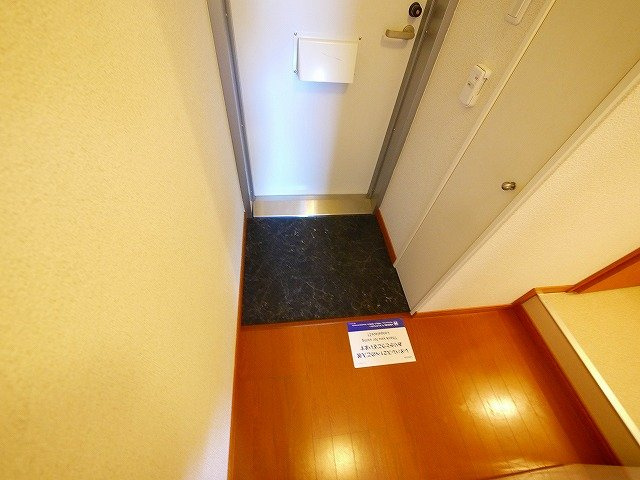 レオパレスプラヌス木津の玄関