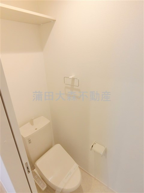 TALO新蒲田のトイレ|棚と温水洗浄便座付きのトイレ