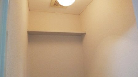 アロー二俣のトイレ|トイレ上部に棚ついています