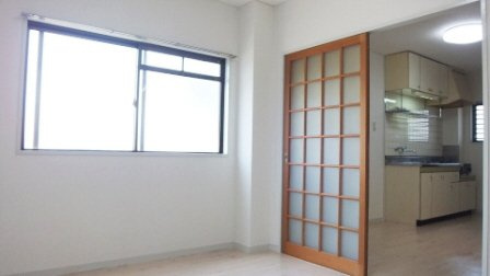アロー二俣の居間・リビング|光が通すタイプの引き戸です