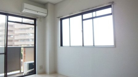 アロー二俣の居間・リビング|角部屋で明るいです