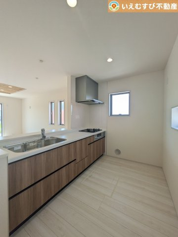 Livele Garden.S　吉見町東野第2のキッチン|リビングのお子様を見守りながらお料理ができる対面キッチン
様子を見たり会話をしながら過ごせるキッチンで楽しく料理ができますね！