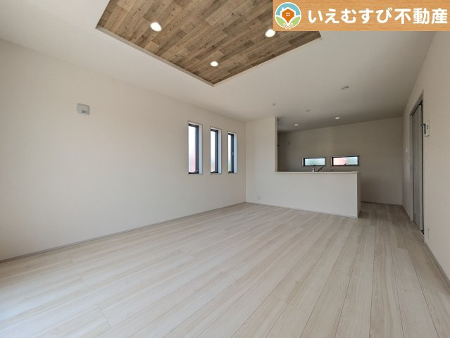 Livele Garden.S　吉見町東野第2の居間・リビング|開放感と家族との距離感にこだわったＬＤＫ
開放的な折り上げ天井のリビングで家族みんなでくつろげそうですね♪