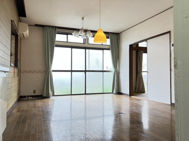 千葉県船橋市金杉７丁目　～２駅利用可。落ち着いた住宅街～の居間・リビング|大きな窓から心地よい光が注ぐリビングダイニング