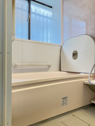 千葉県船橋市金杉７丁目　～２駅利用可。落ち着いた住宅街～の浴室|大きな窓で入浴中も換気がしやすく、カビ対策に効果的。