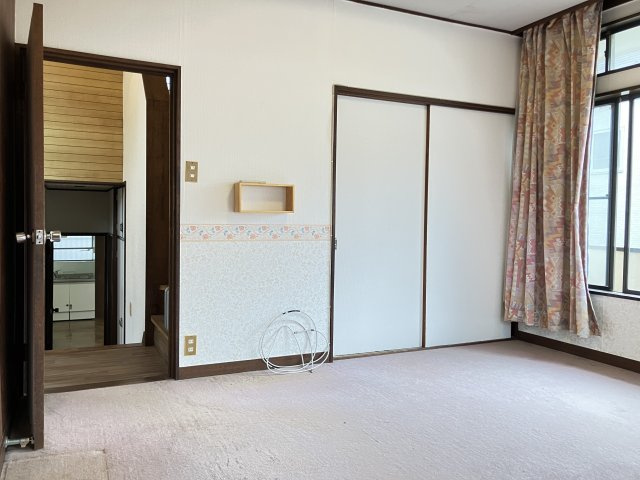 千葉県船橋市金杉７丁目　～２駅利用可。落ち着いた住宅街～の洋室|2面窓で換気しやすく、押入れ付きで荷物もすっきり収まります。