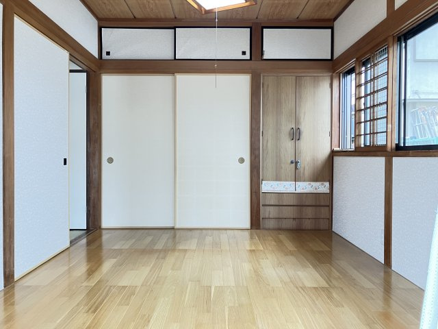 千葉県船橋市金杉７丁目　～２駅利用可。落ち着いた住宅街～の洋室|2面窓で効率よく換気ができ、衣服を隠せるクローゼット付き。