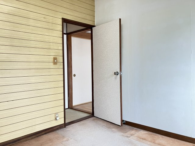 千葉県船橋市金杉７丁目　～２駅利用可。落ち着いた住宅街～の洋室|ナチュラルな木目の壁紙で落ち着きのある空間に。