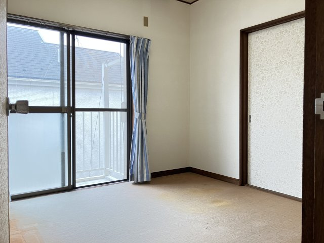 千葉県船橋市金杉７丁目　～２駅利用可。落ち着いた住宅街～の洋室|大きな窓から明るい陽光が差し込む、白を基調とした居室。