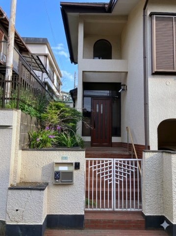 千葉県船橋市金杉７丁目　～２駅利用可。落ち着いた住宅街～の外観|重厚感ある茶調の玄関扉と、白の門扉が気品ある佇まい。