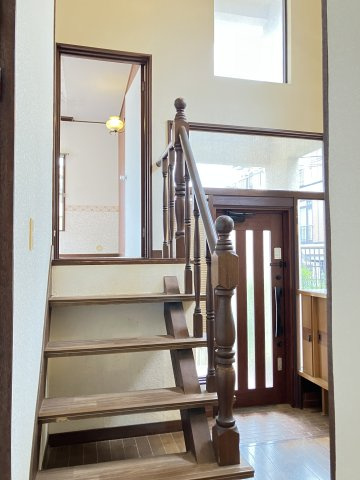 千葉県船橋市金杉７丁目　～２駅利用可。落ち着いた住宅街～のその他共用部分|高い位置の窓から光が差し込む、明るい吹き抜けの階段。
