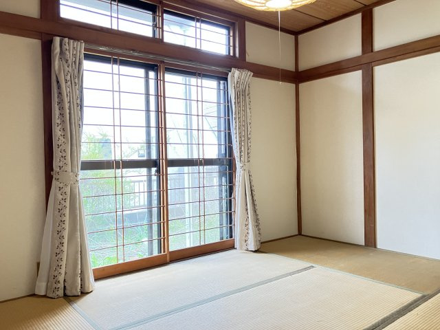 千葉県船橋市金杉７丁目　～２駅利用可。落ち着いた住宅街～の和室|大きな窓から陽が差し込み、日当たり良好な和室。