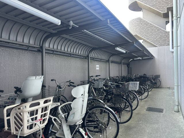 リベール明石硯町の駐輪場