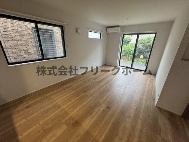 小金井市本町１丁目のテラスの居間・リビング