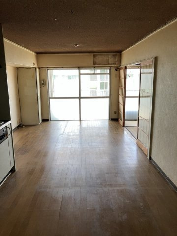 山科音羽マンションA棟の居間・リビング|南西向きの明るいお部屋です