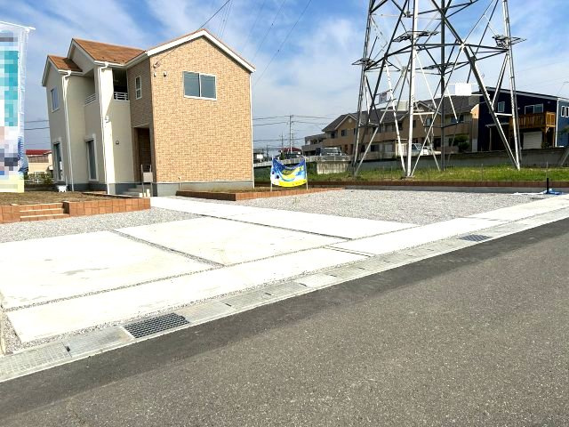 リーブルガーデンS第12富士見町時沢　１号棟の駐車場|駐車場もキレイに整備されています。並列３台以上駐車可能です！