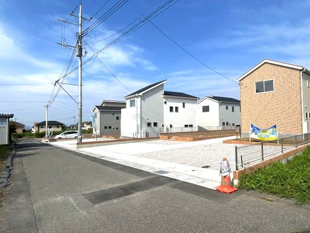 リーブルガーデンS第12富士見町時沢　１号棟の前面道路含む現地写真|前面道路も広々しています
