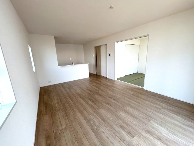 リーブルガーデンS第12富士見町時沢　１号棟の居間・リビング|ゆったり過ごせる16帖リビングです
人気の対面式キッチンを配した空間はお好みの家具も合わせやすく、家族がくつろぐ快適な空間造りをサポート。窓からは明るい陽光が差し込みます。