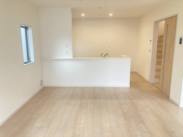 リーブルガーデンS第12富士見町時沢　１号棟の居間・リビング|【イメージ画像】ゆったり過ごせる16帖リビングです
人気の対面式キッチンを配した空間はお好みの家具も合わせやすく、家族がくつろぐ快適な空間造りをサポート。窓からは明るい陽光が差し込みます。