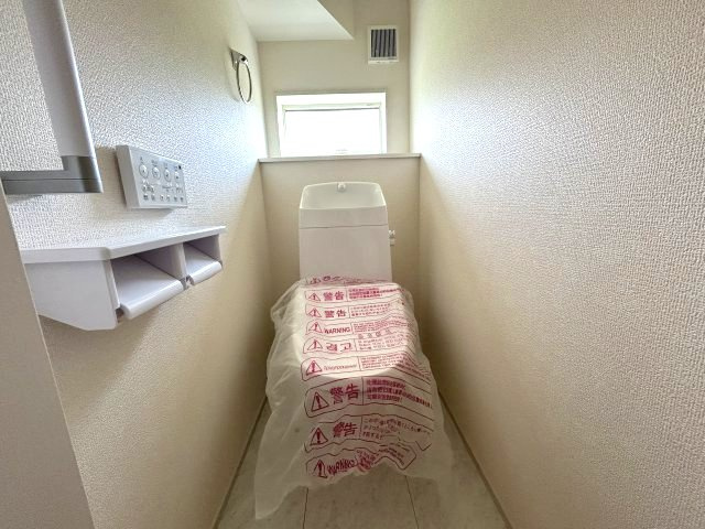 リーブルガーデンS第12富士見町時沢　１号棟のその他共用部分|1階トイレです。清潔感のある白を基調としています。
温水洗浄・便座暖房機能の付いた快適なトイレです☆