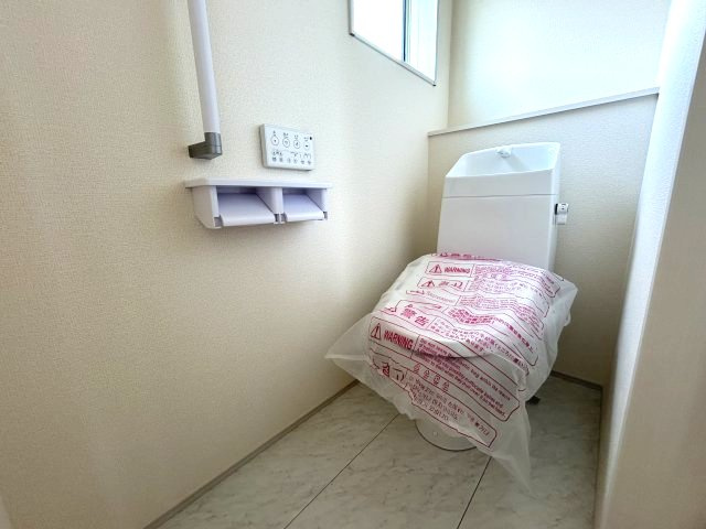 リーブルガーデンS第12富士見町時沢　１号棟のトイレ|2階トイレです。清潔感のある白を基調としています。
