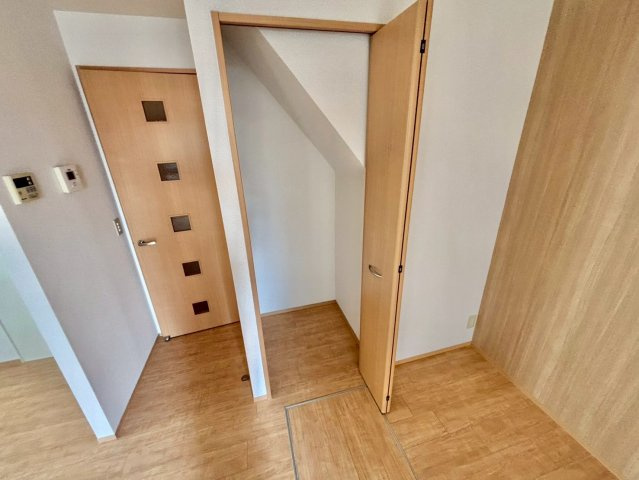 オークスコート西新在家　A棟　の玄関