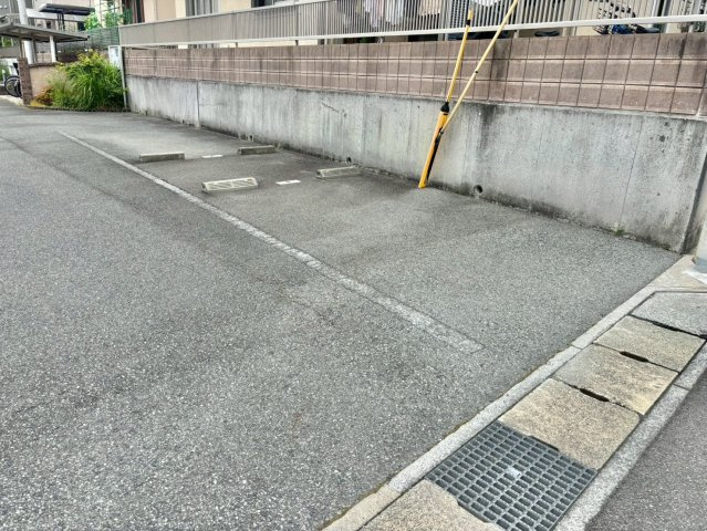 オークスコート西新在家　A棟　の駐車場