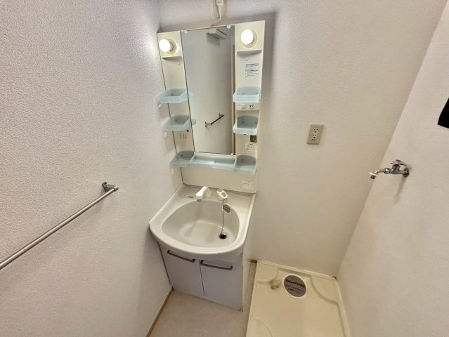 オークスコート西新在家　A棟　の独立洗面台