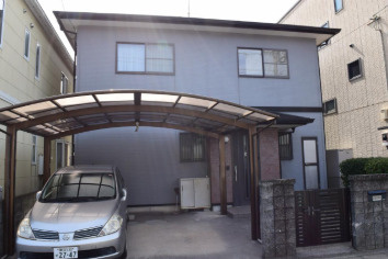 【カーポート付2台駐車可】高知市福井町　中古一戸建ての外観|ゆとりある駐車空間。屋根付きで雨の日の乗り降りも快適です。
