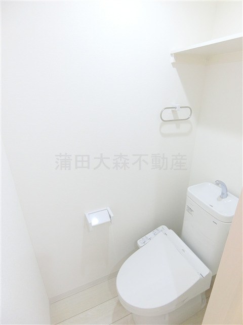 T's Cuore糀谷のトイレ|棚と温水洗浄便座付きのトイレ