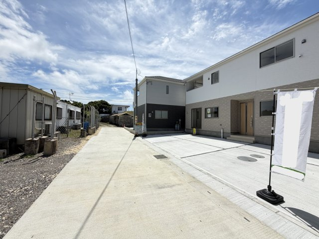 糸満市南波平　第2（全4棟）1号棟の前面道路含む現地写真|※北側公道3.5m～3.8m♪