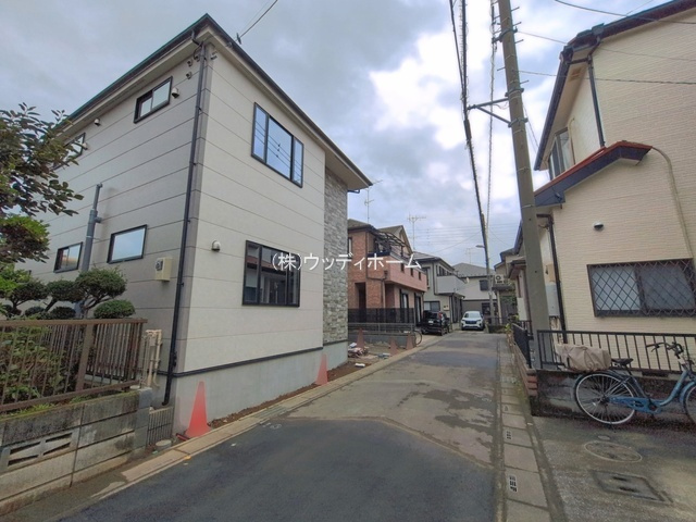 越谷市大泊21期　新築一戸建ての前面道路含む現地写真