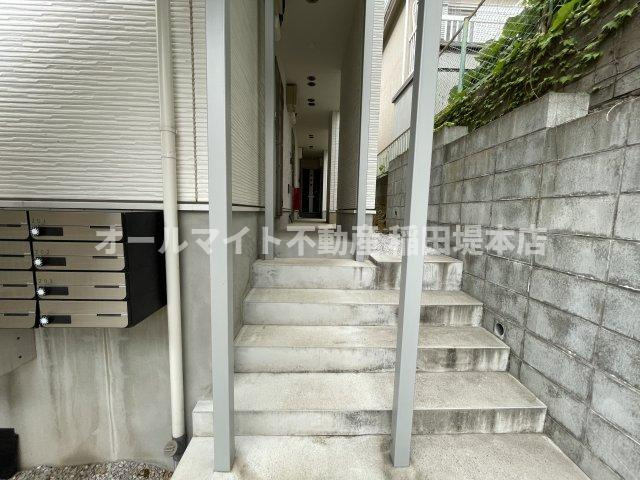川崎市麻生区高石３丁目のアパートのエントランス