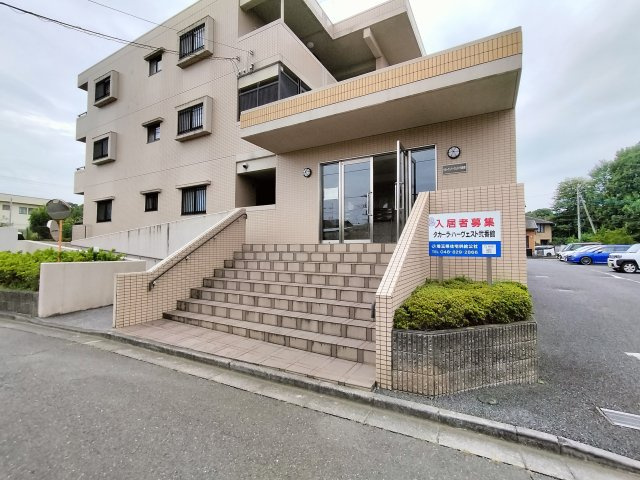 タカーラ・ハーヴェスト弐番館のエントランス