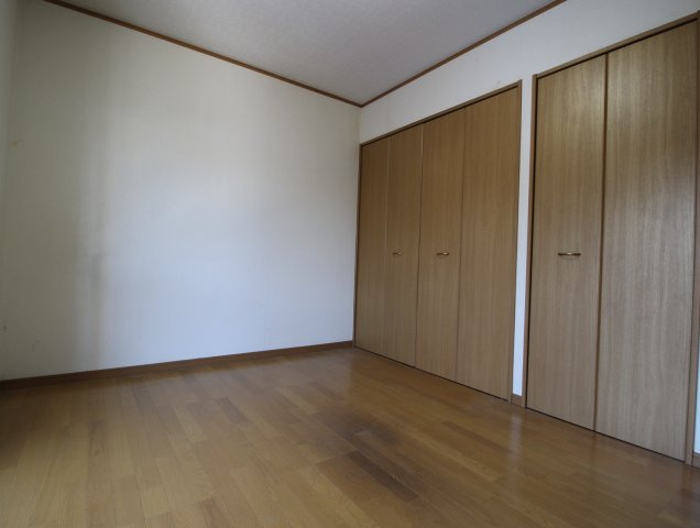 【洋室】 | 門真市島頭4丁目　貸家 | 2階洋室になります。
広さは約6帖ございます。
