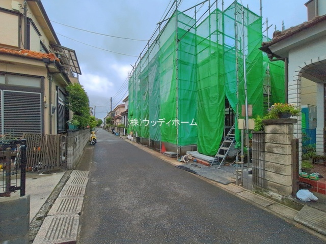 越谷市大沢17期　新築一戸建ての前面道路含む現地写真