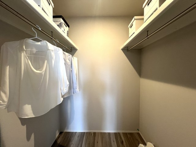 ガレージ・ウッドデッキ・吹き抜け。新築三種の神器がすべてここに。ナイスな仕様に心奪われるコト間違いなし！な、【磯子区洋光台2丁目】新築戸建の収納