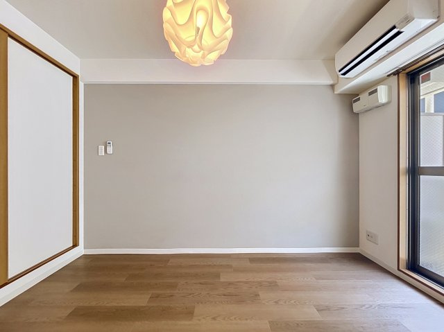 モーブの洋室
