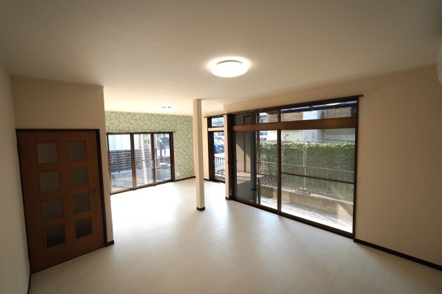 東松山市加美町戸建ての居間・リビング|フルリフォーム済みのリビング・エアコンは強力200Ｖの17畳用です