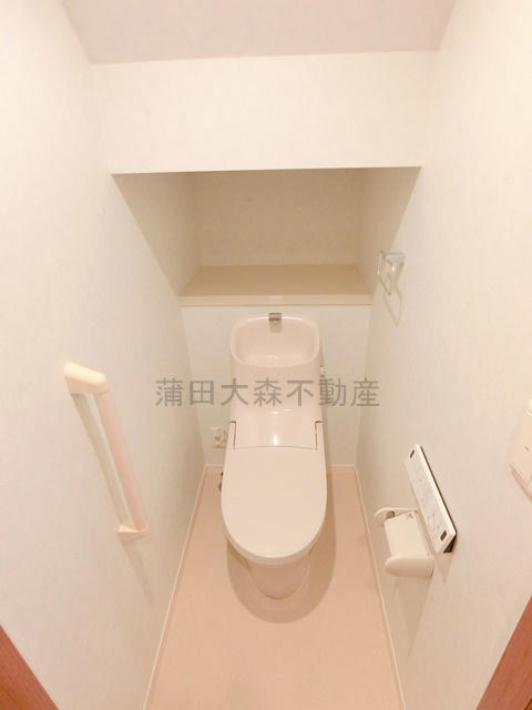 フロイデIのトイレ|棚と温水洗浄便座付きのトイレ
